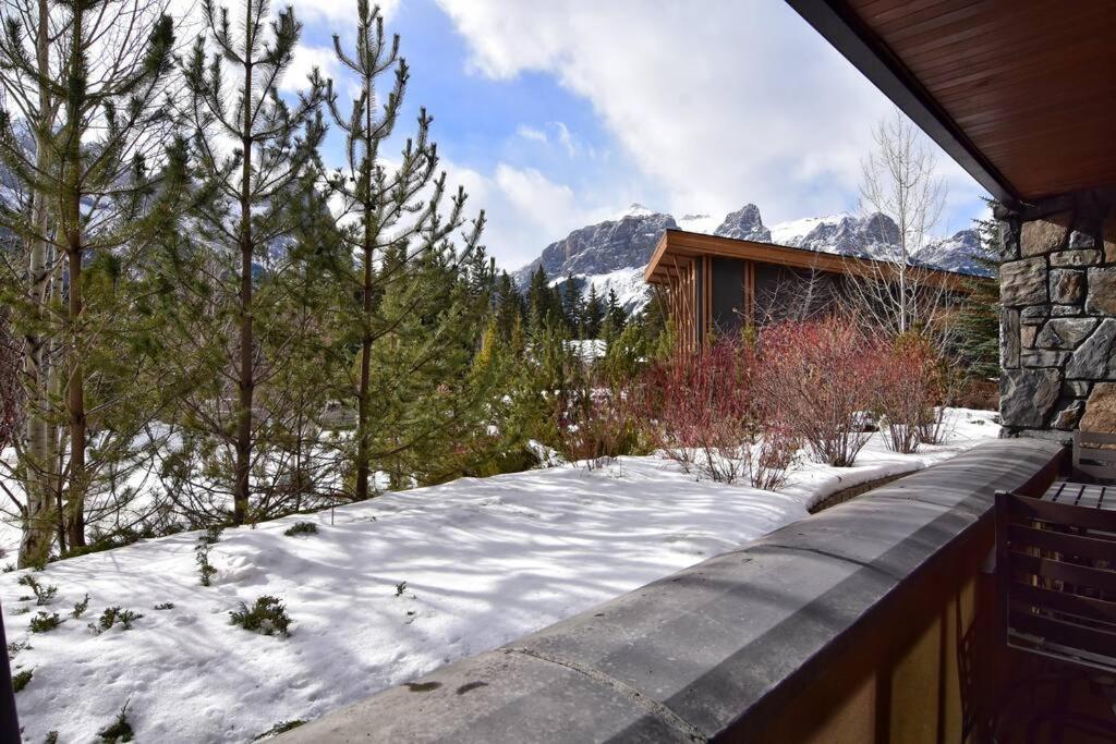 Luxurious Rundle Cliffs Lodge In Spring Creek Canmore Exteriér fotografie