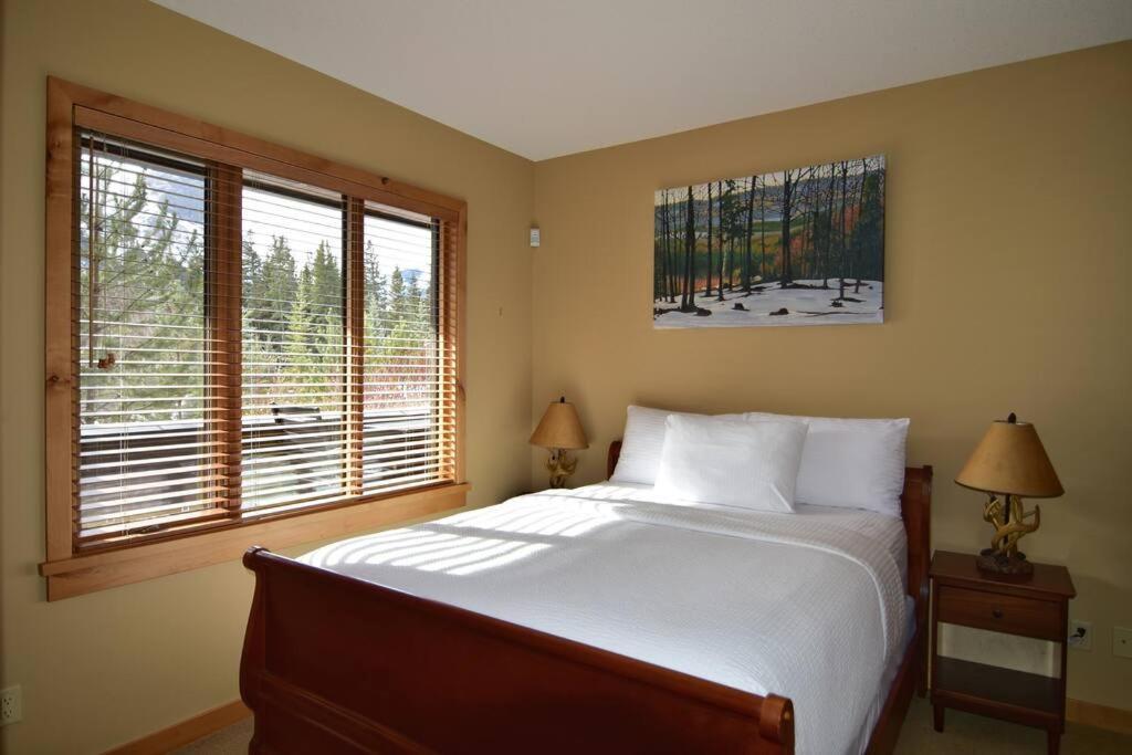Luxurious Rundle Cliffs Lodge In Spring Creek Canmore Exteriér fotografie
