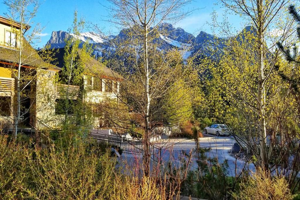 Luxurious Rundle Cliffs Lodge In Spring Creek Canmore Exteriér fotografie