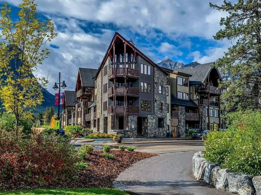 Luxurious Rundle Cliffs Lodge In Spring Creek Canmore Exteriér fotografie