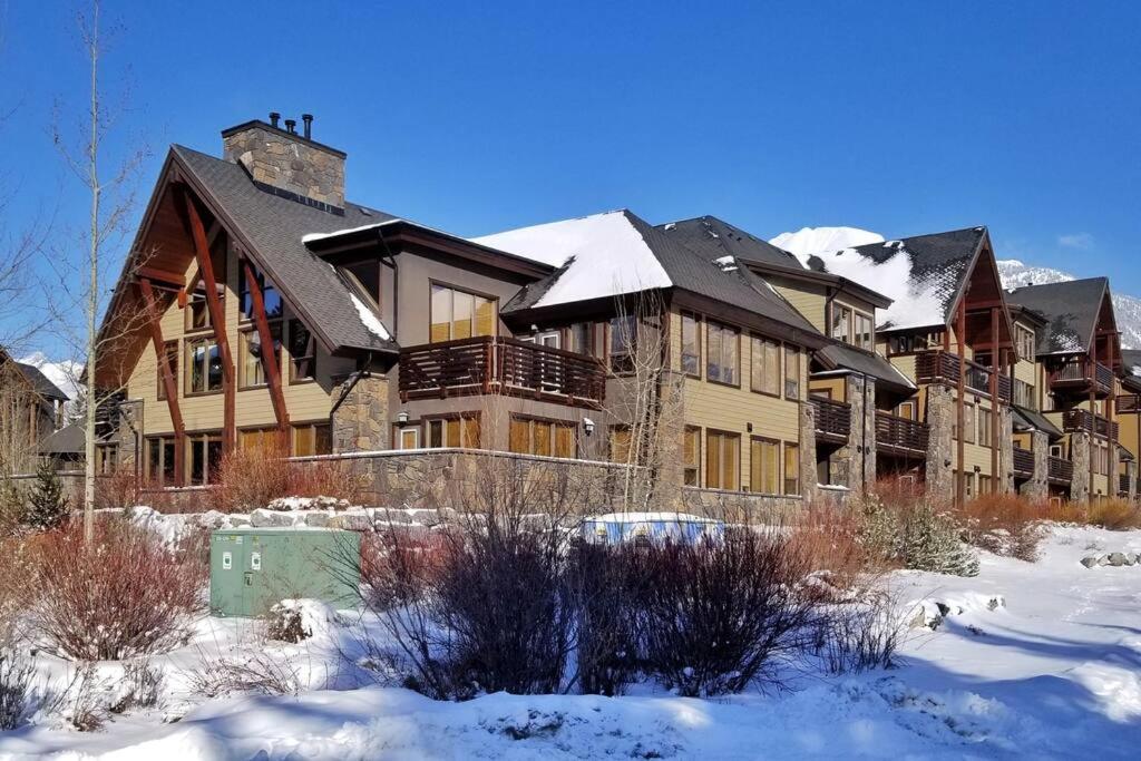 Luxurious Rundle Cliffs Lodge In Spring Creek Canmore Exteriér fotografie