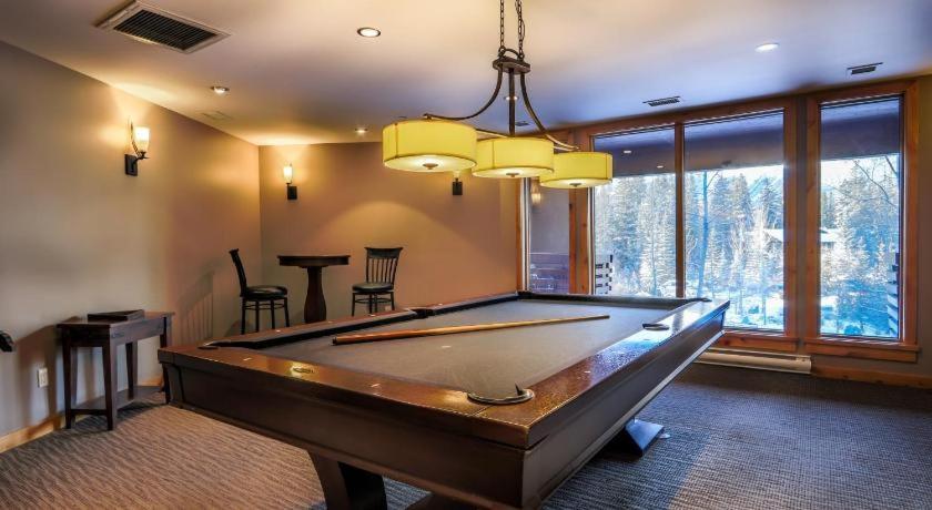 Luxurious Rundle Cliffs Lodge In Spring Creek Canmore Exteriér fotografie